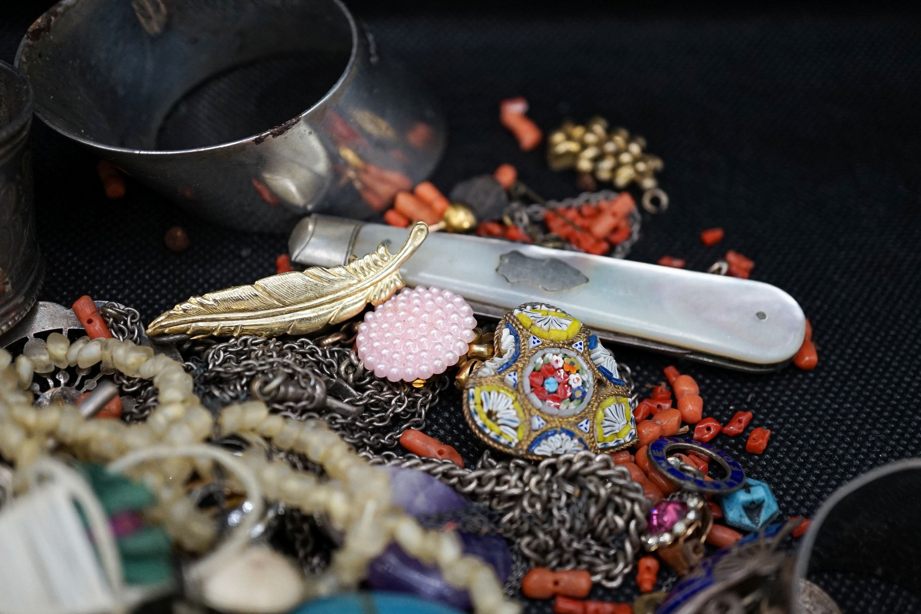 A group of mostly antique minor and costume jewellery